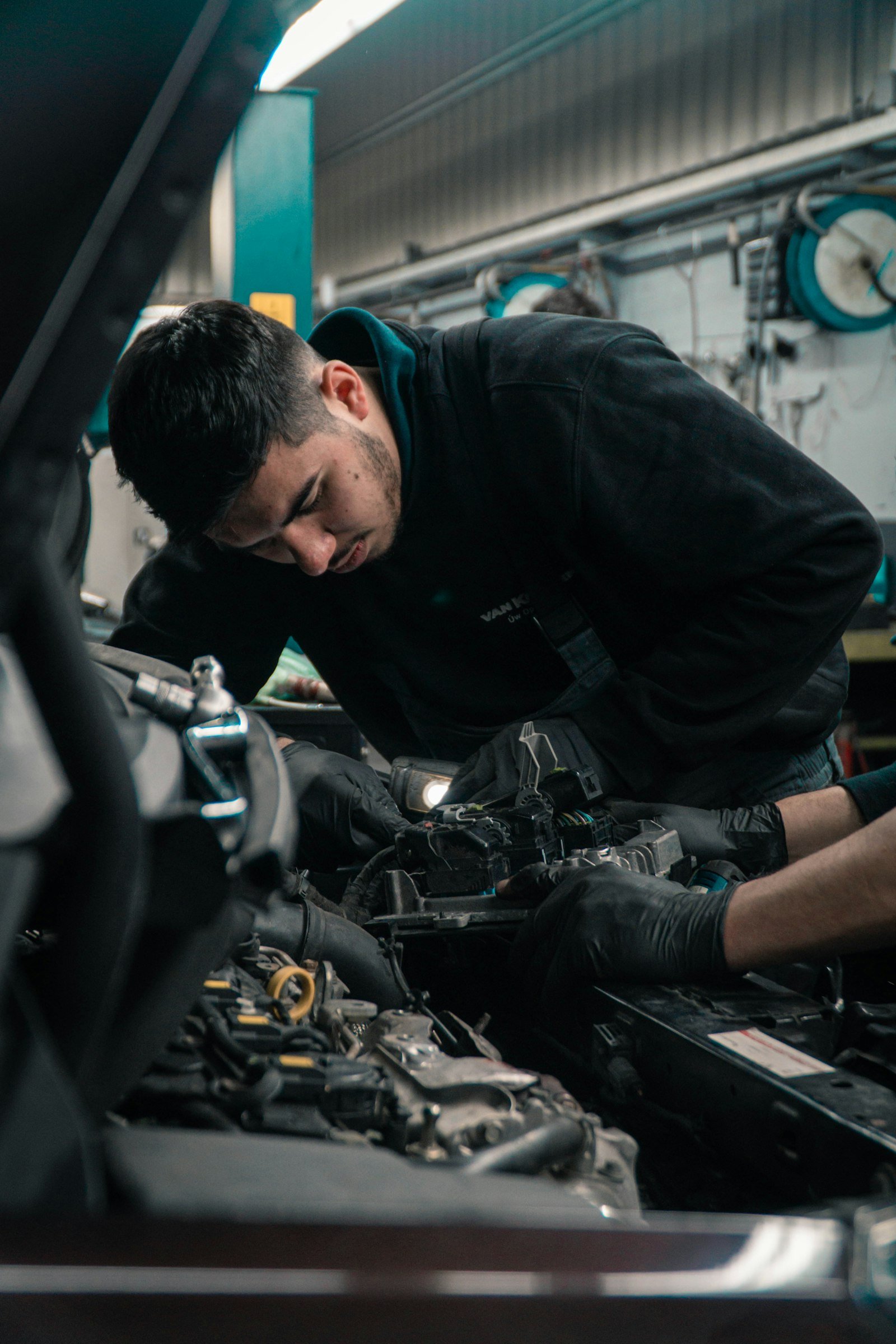 Mechaniker bei der Arbeit am Motor